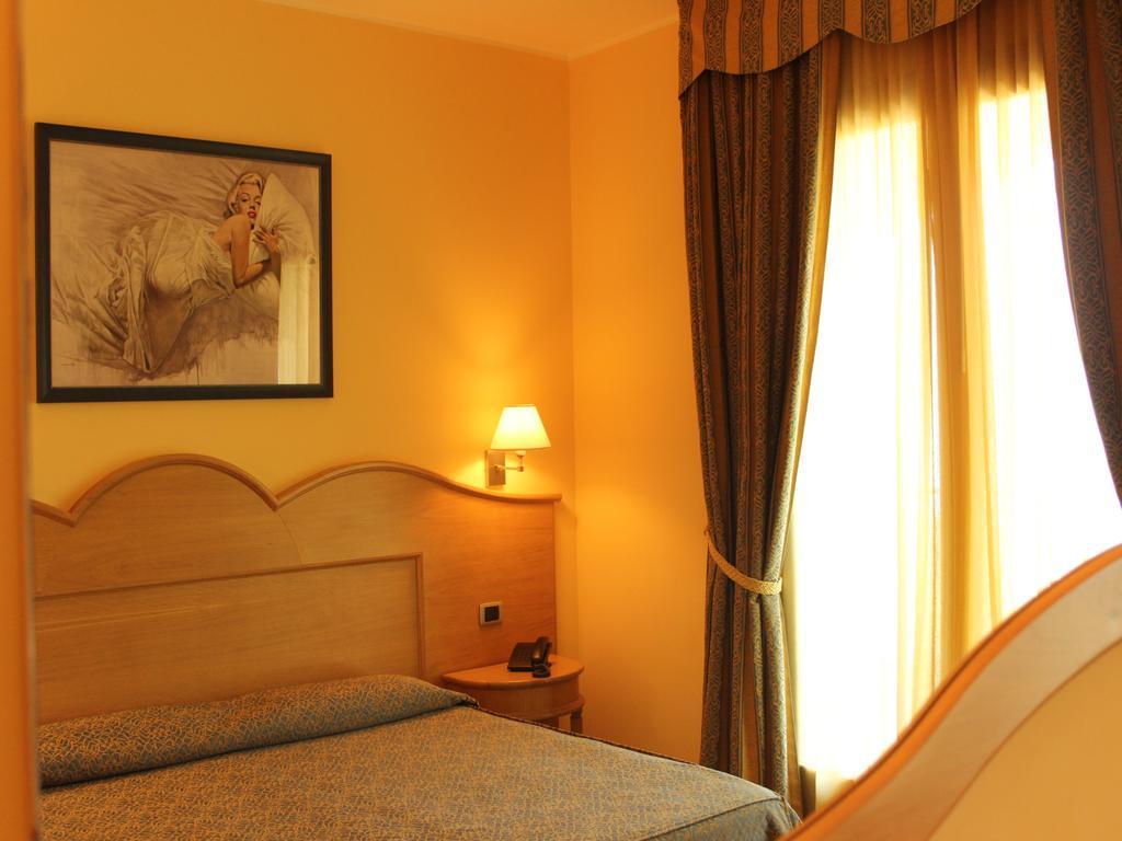 Blu Tropical Resort Zambrone Quarto foto